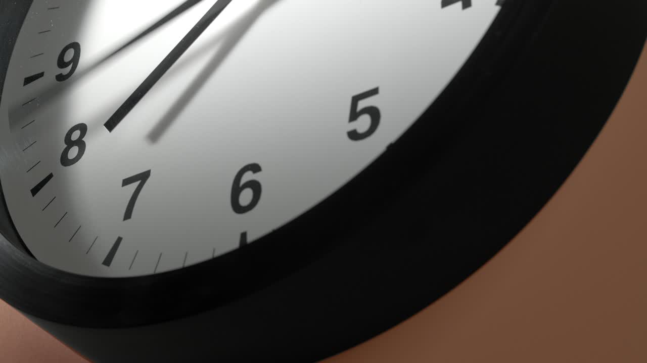 reloj en la pared de color beige crema en el lapso de tiempo