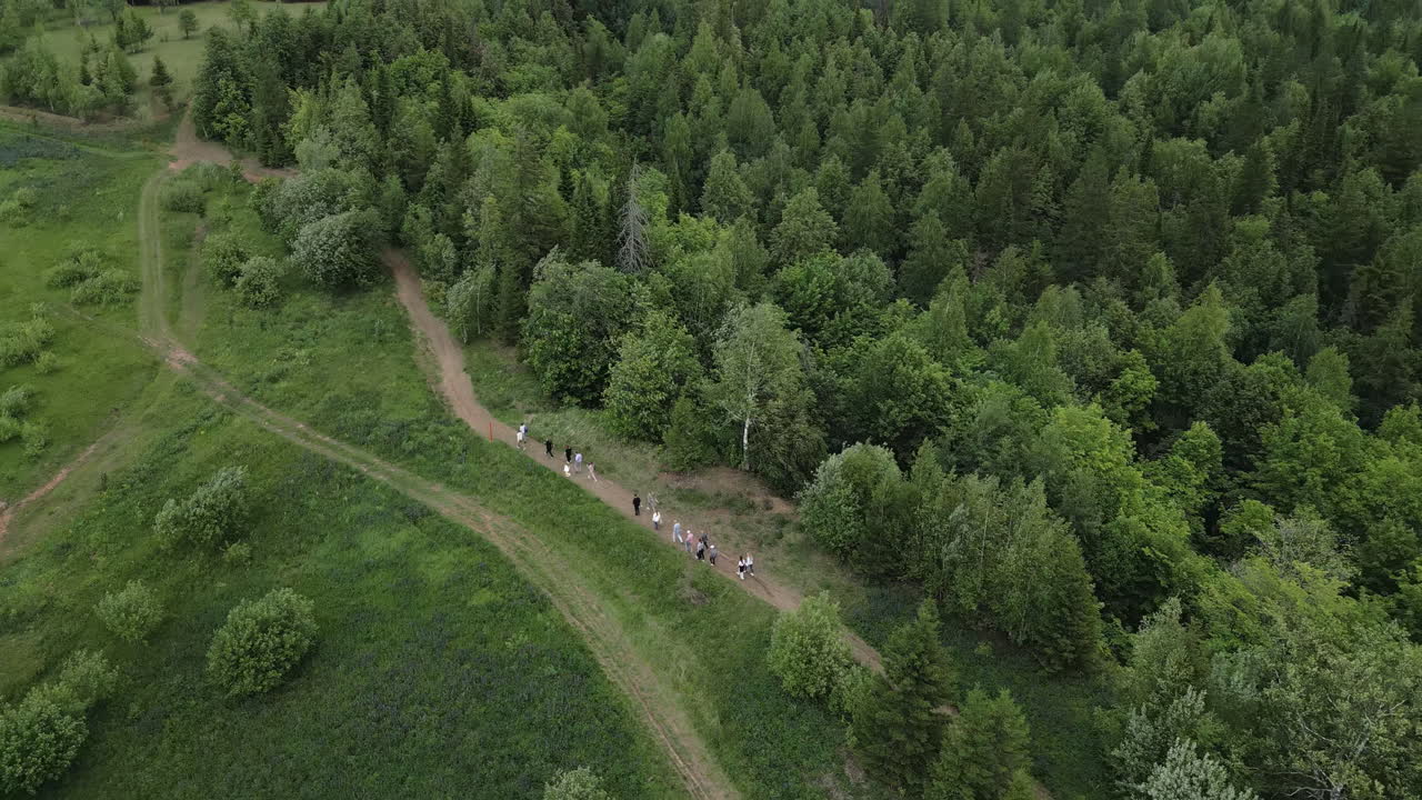 Лесная туристическая тропа с людьми и церковью