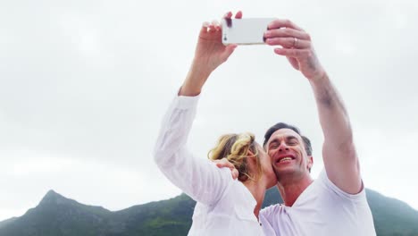 Älteres-Paar-Macht-Ein-Selfie-Am-Strand