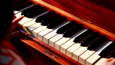 estudiante aprendiendo piano en la clase de música 4k