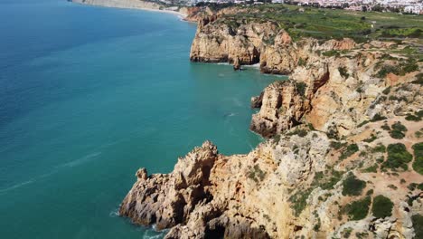 increíble vista aérea de formaciones rocosas costeras con cuevas, ponta da piedade, portugal