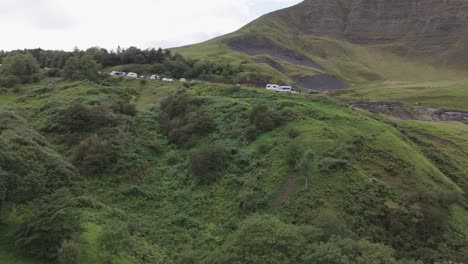 coches estacionados en la vieja carretera de mam tor cerca del pico de la montaña mam tor en inglaterra, reino unido