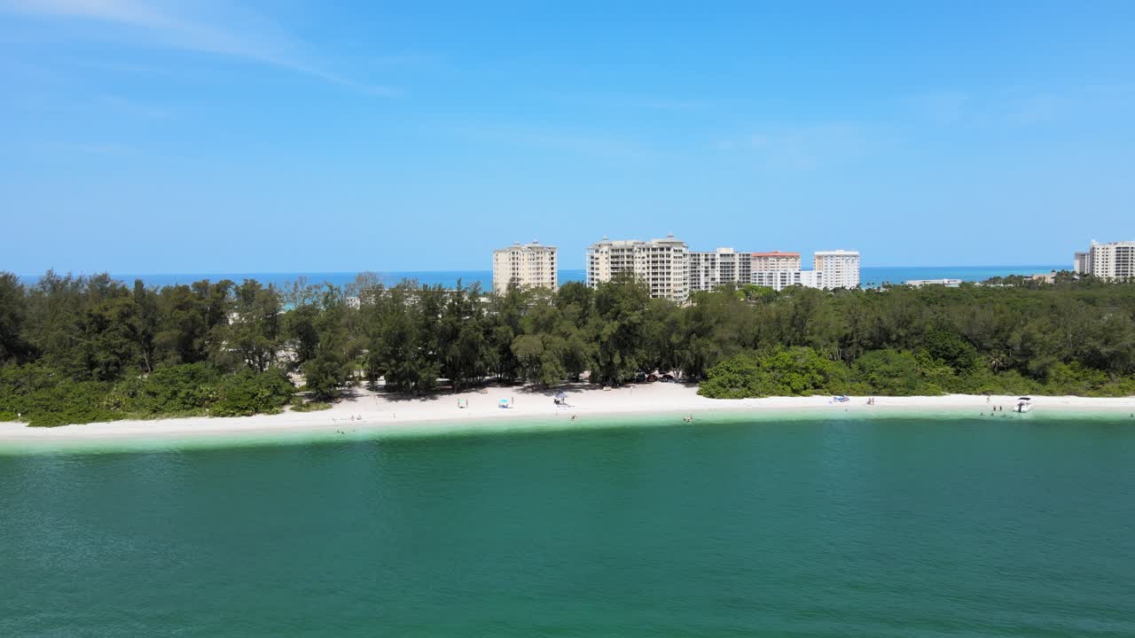 플로리다의 한 공원에서 한적한 해변을 가로질러 카메라가 옆으로 움직이고 있습니다.