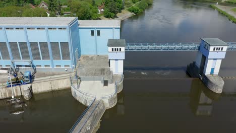 Drohnenaufnahme-Eines-Kleinen-Wasserkraftwerks-Am-Tschechischen-Fluss