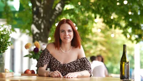 mujer sentada en una mesa de café