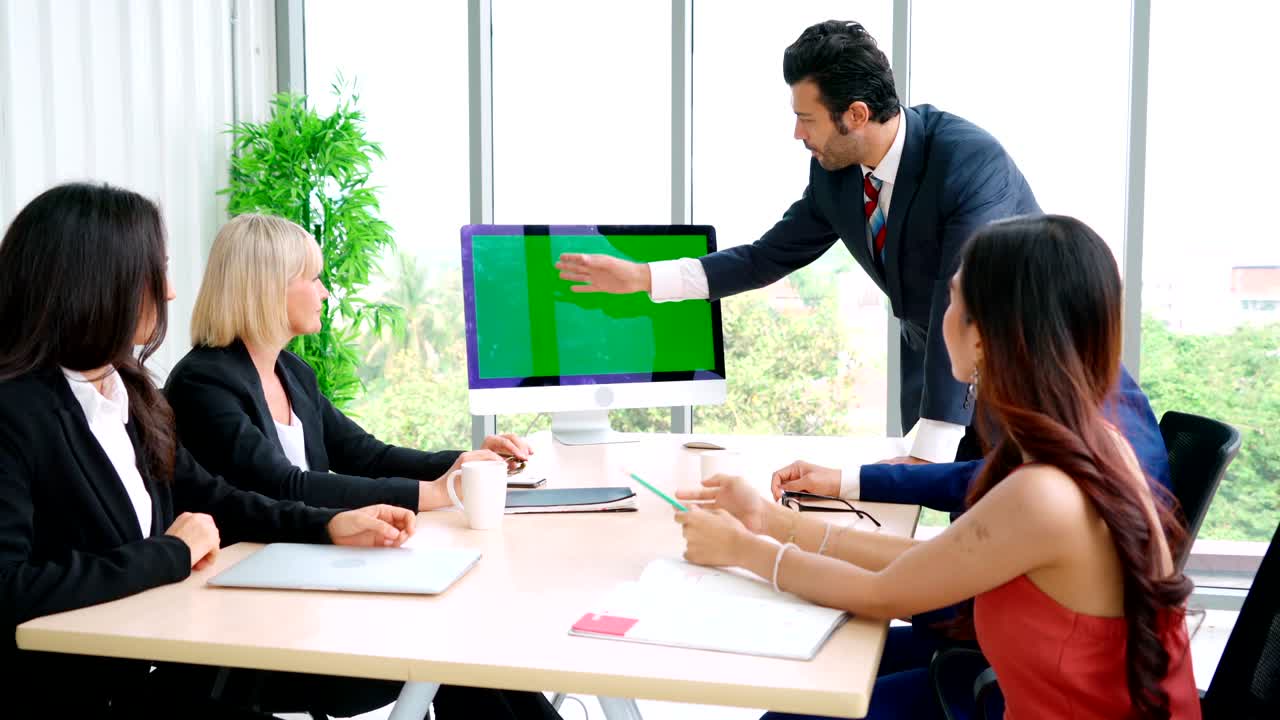 녹색 스크린을 가진 회의실에 있는 비즈니스 사람들