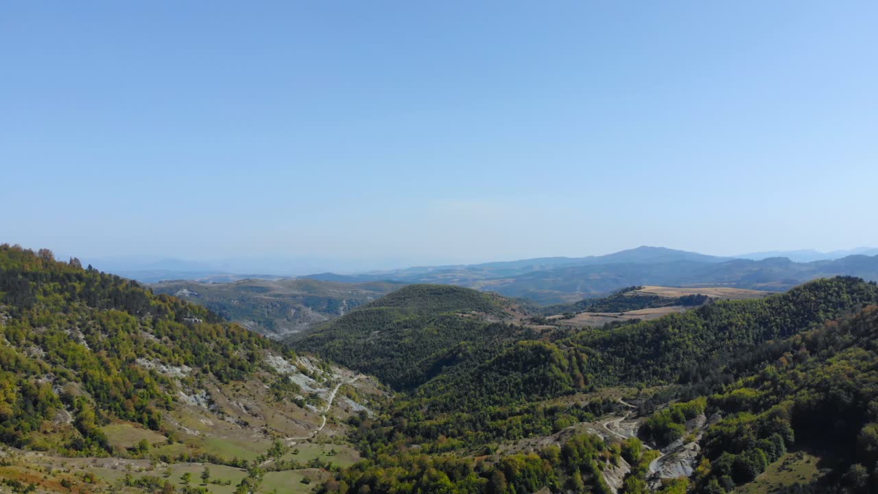 Paesaggio montano con splendide valli e pendii ricchi di verde foresta tra Grecia e Albania.