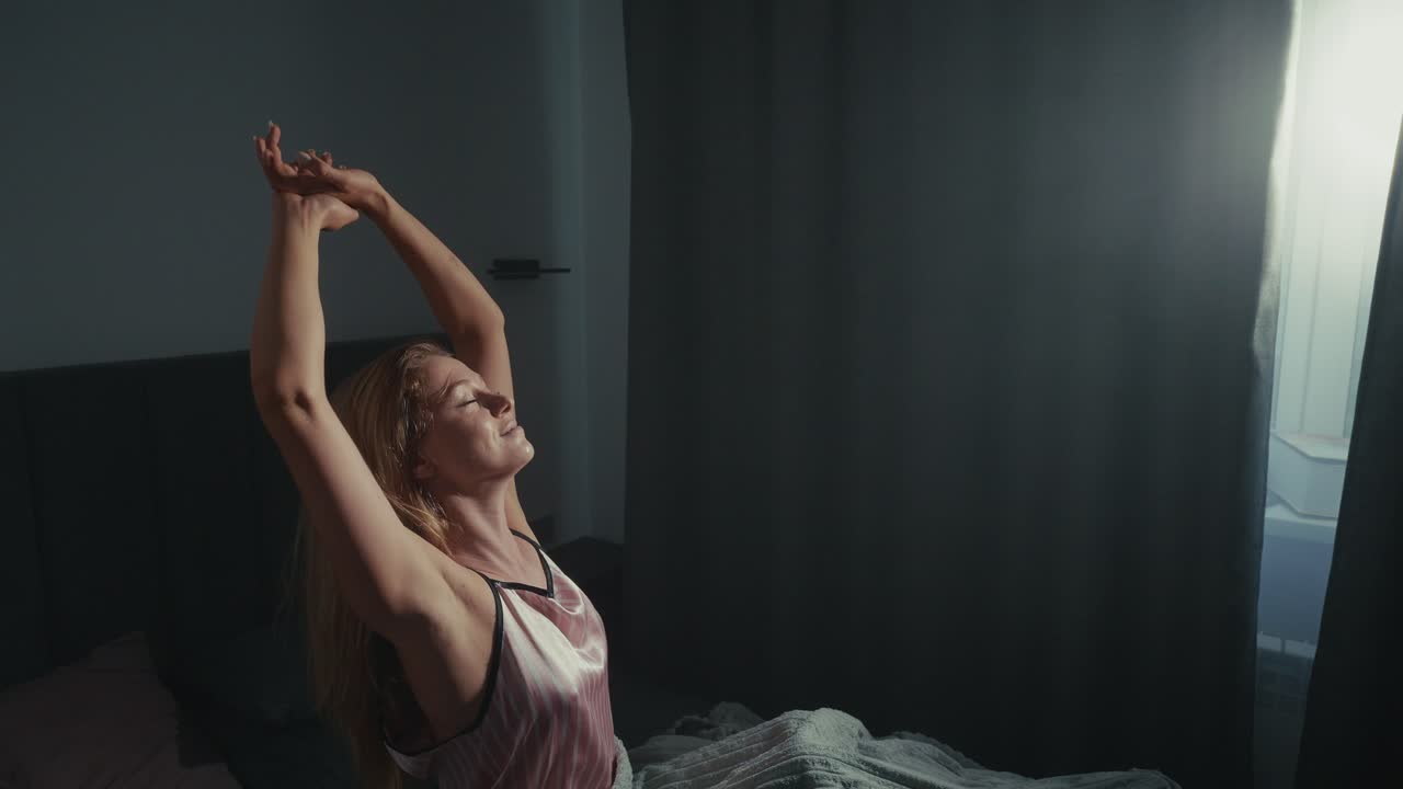 mujer estirándose en la cama