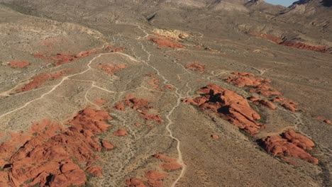 Vista-Aérea-De-Caminos-De-Arena-Y-Acantilados-De-Arenisca-Roja-En-Los-Soleados-Estados-Unidos---Inclinación,-Disparo-De-Drones