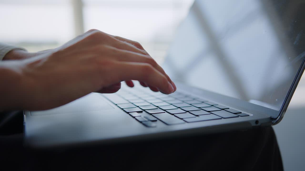 노트북에서 타이핑하는 여자