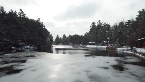 Verschneiter,-Zugefrorener-See-Im-Winter-Von-Kanada-–-Drohnen-4K-Luftaufnahme-–-Schwenk