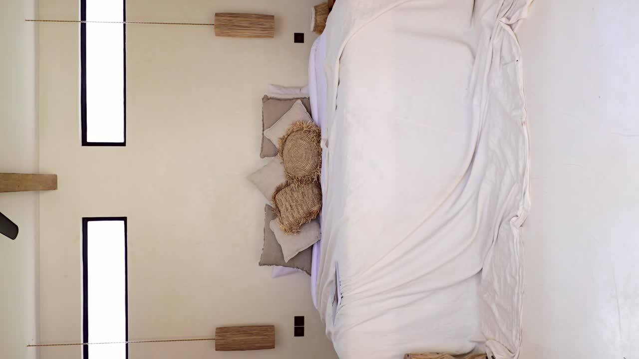 - 보헤미안 스타일로 꾸며진 수직 입구 발리 빌라 침실 - 나무로 만든 수작업 가구,  ⁇ 은  ⁇ 으로 만든 큰 침대, 베개, 빈티지 물건