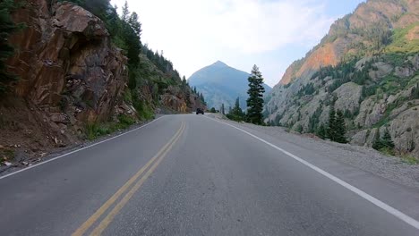 Punto-De-Vista-Mientras-Conduce-Por-Una-Autopista-De-Un-Millón-De-Dólares-Con-Vistas-Espectaculares-Del-Desfiladero-Del-Río-Uncompahgre-Y-Las-Montañas-De-San-Juan-Cerca-De-Ouray-Colorado