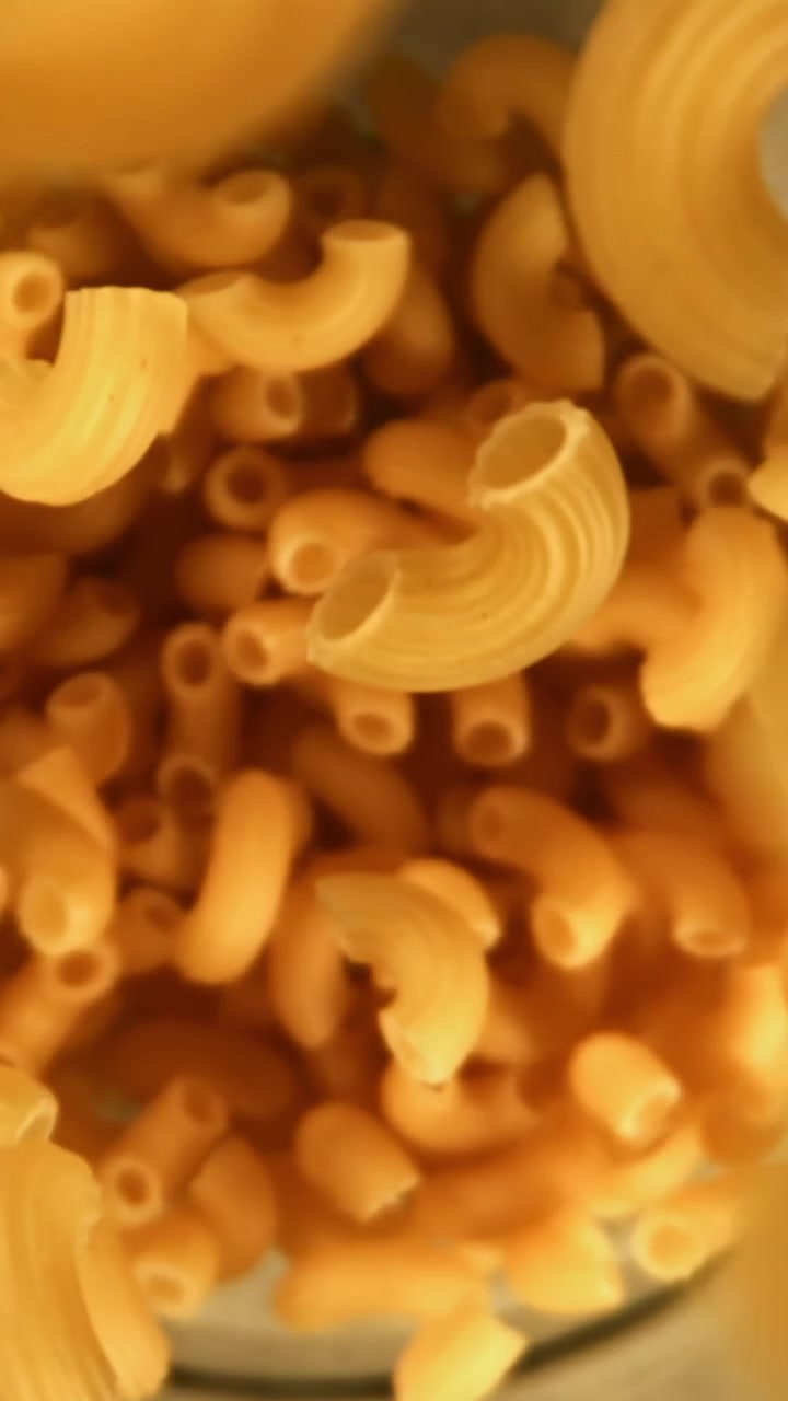 Maccheroni secchi che cadono al rallentatore, primo piano