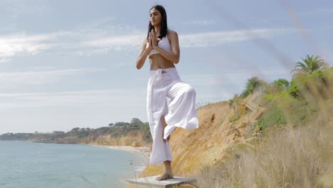 mujer concentrada practicando yoga