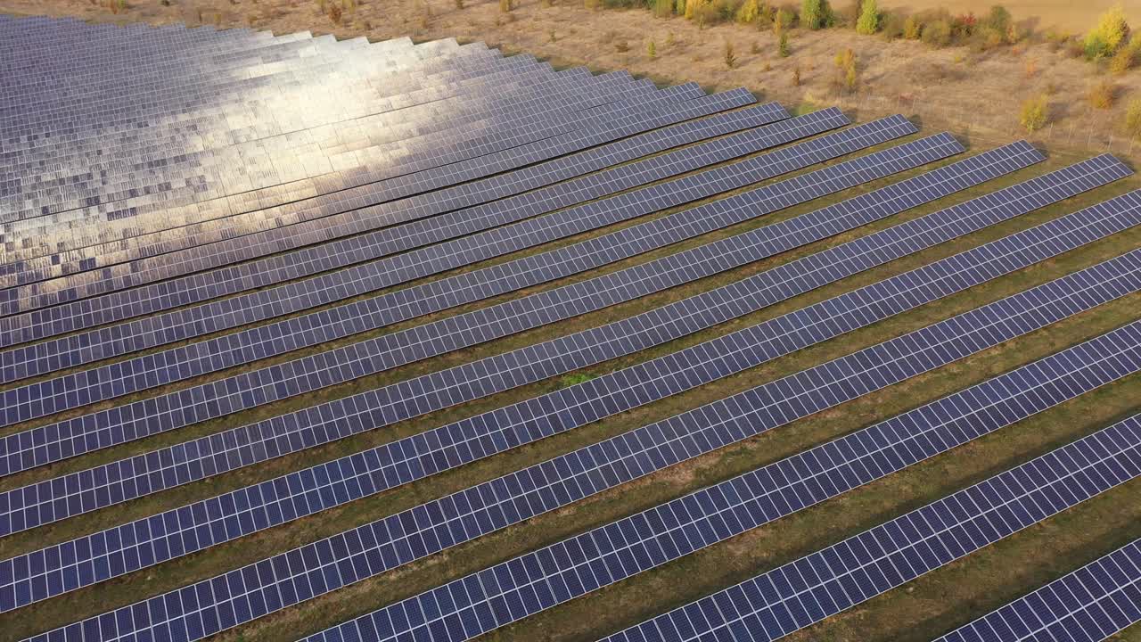 Luftfoto af fotovoltaiske solpaneler. Koncept for ren energi, grøn energi og vedvarende energi. Alternativt energikoncept