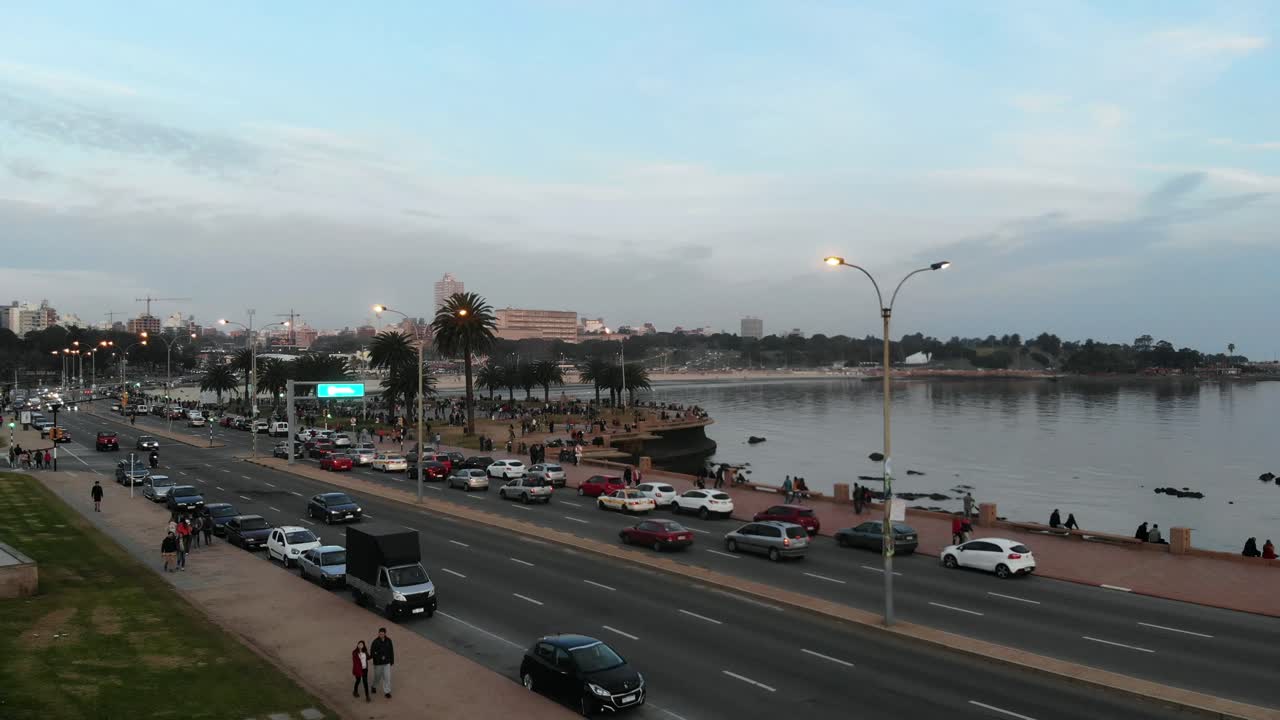 toma aerea playa y trafico ubicada en montevideo uruguay