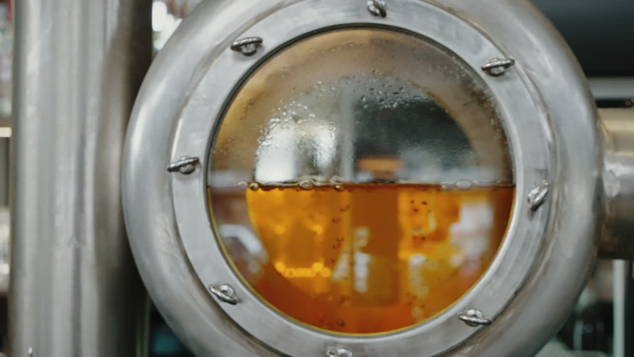 tanque de fabricación industrial con líquido