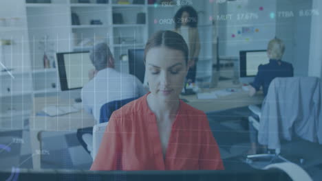 animación de múltiples gráficos y tablero de negociación sobre mujer caucásica trabajando en la computadora en la oficina
