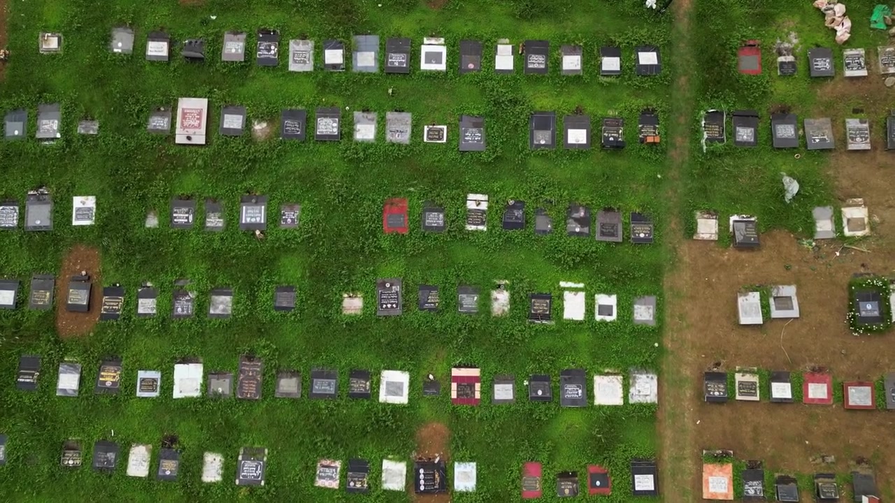 Riprese drone con panoramica lenta sul Cimitero Pubblico di Alfonso e le proprietà vicine ad Alfonso Cavite, Filippine, che mostrano un ambiente comunitario tranquillo e un terreno cimiteriale organizzato.