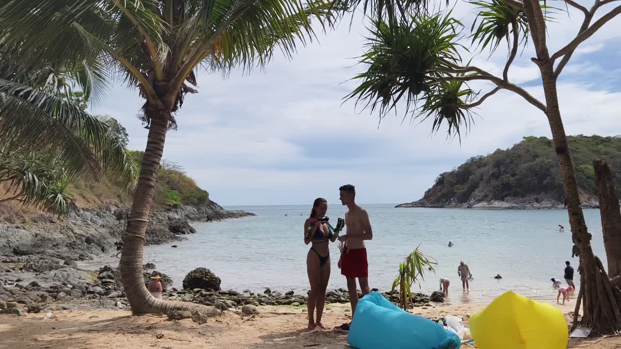 Casal em uma praia tropical
