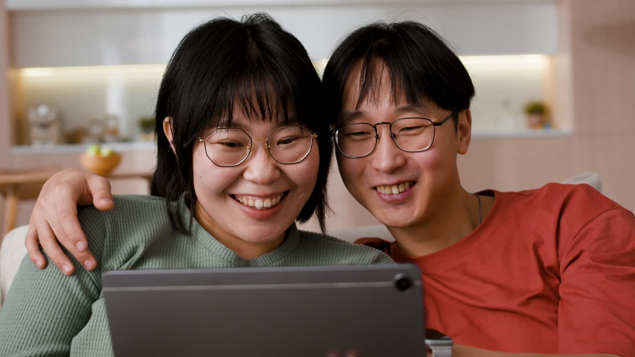 태블릿에서 무언가를 보는 커플