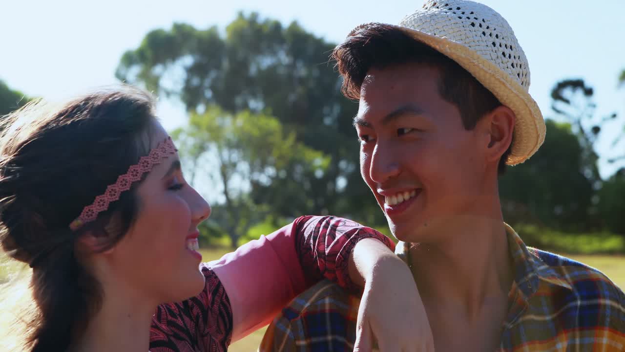 서로 미소 짓는  ⁇ 스터 커플 4k