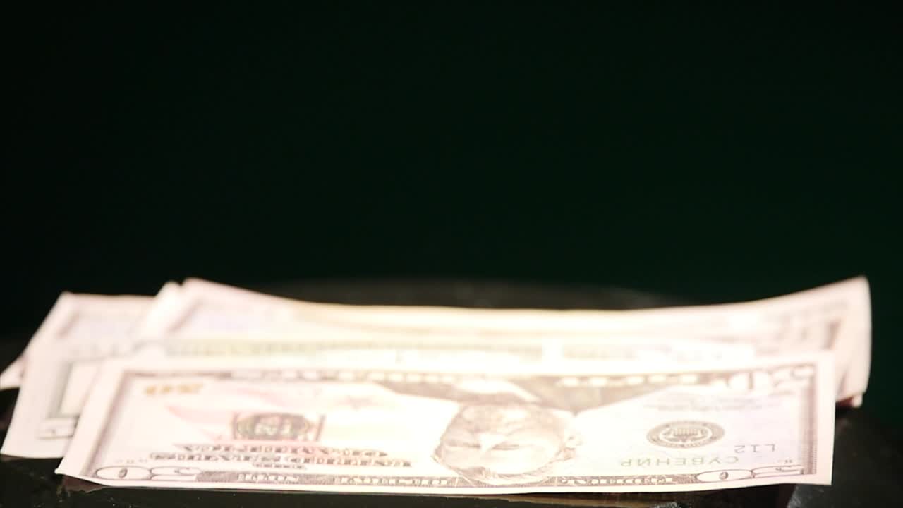 검은색 배경에 서브우퍼를 움직이는 데 돈을 뛰어넘는 것