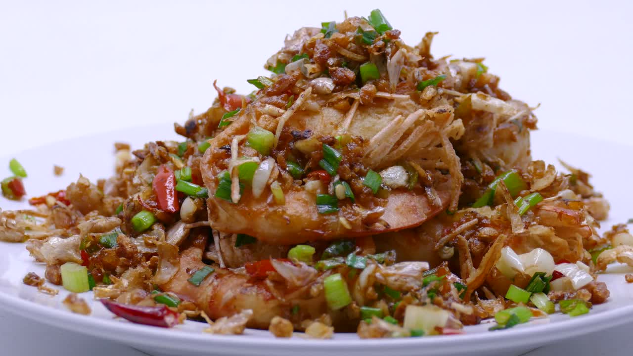 유명한 태국 길거리 음식 요리 중 하나인 매운 칠리와 마늘 새우의 클로즈업 영상