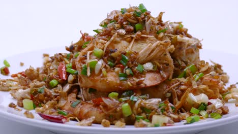 imágenes de primer plano de chile picante y camarones al ajillo, uno de los famosos platos de comida callejera tailandesa