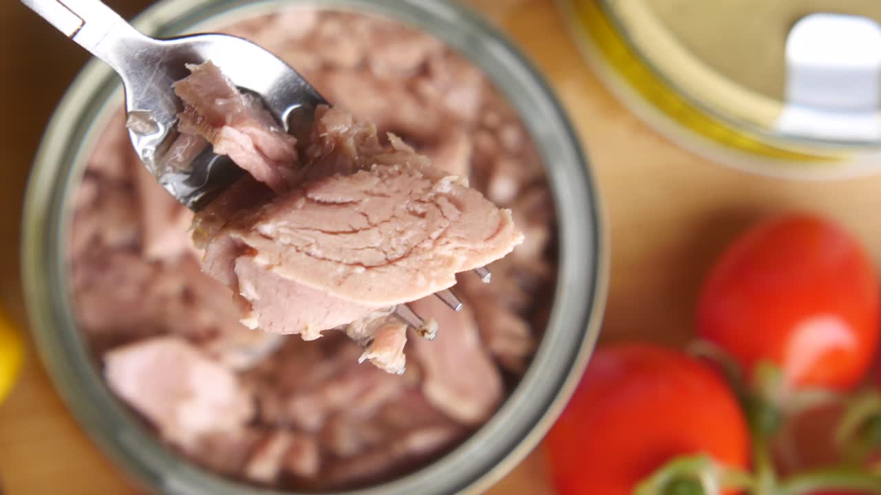 Atún enlatado en un tenedor