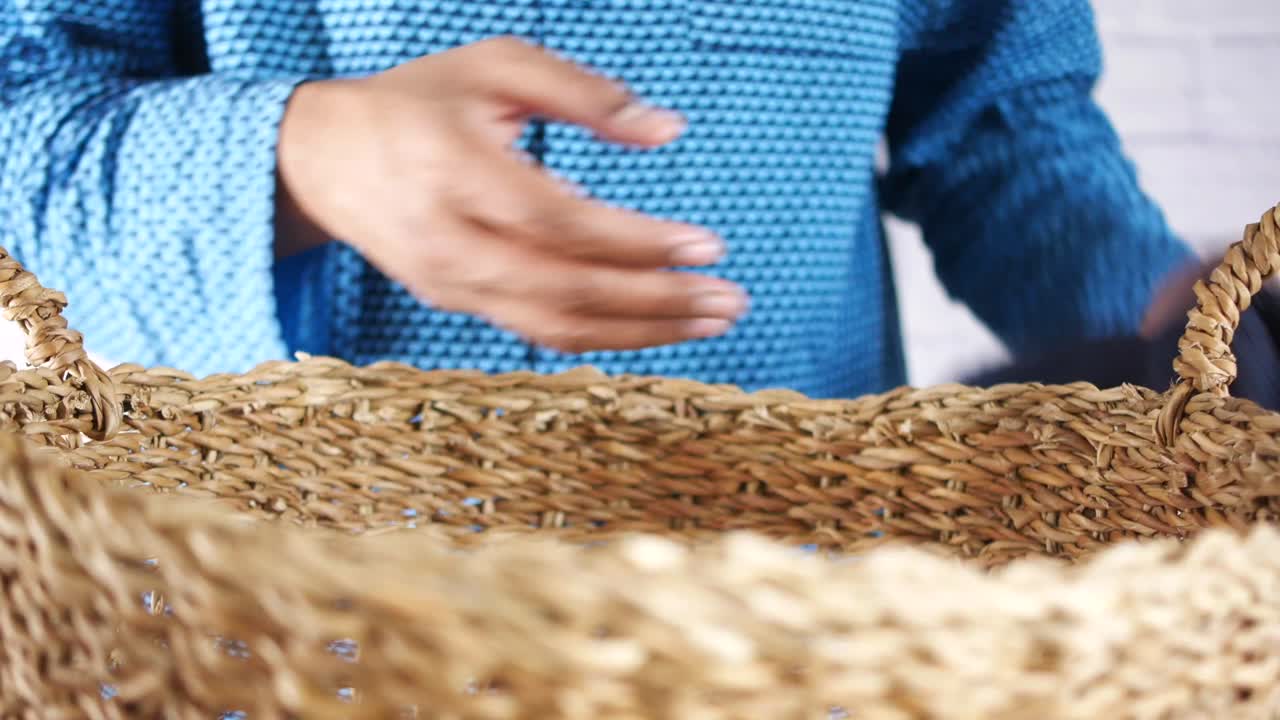 바닥 에 바구니 에 옷 을 던지는 남자 들