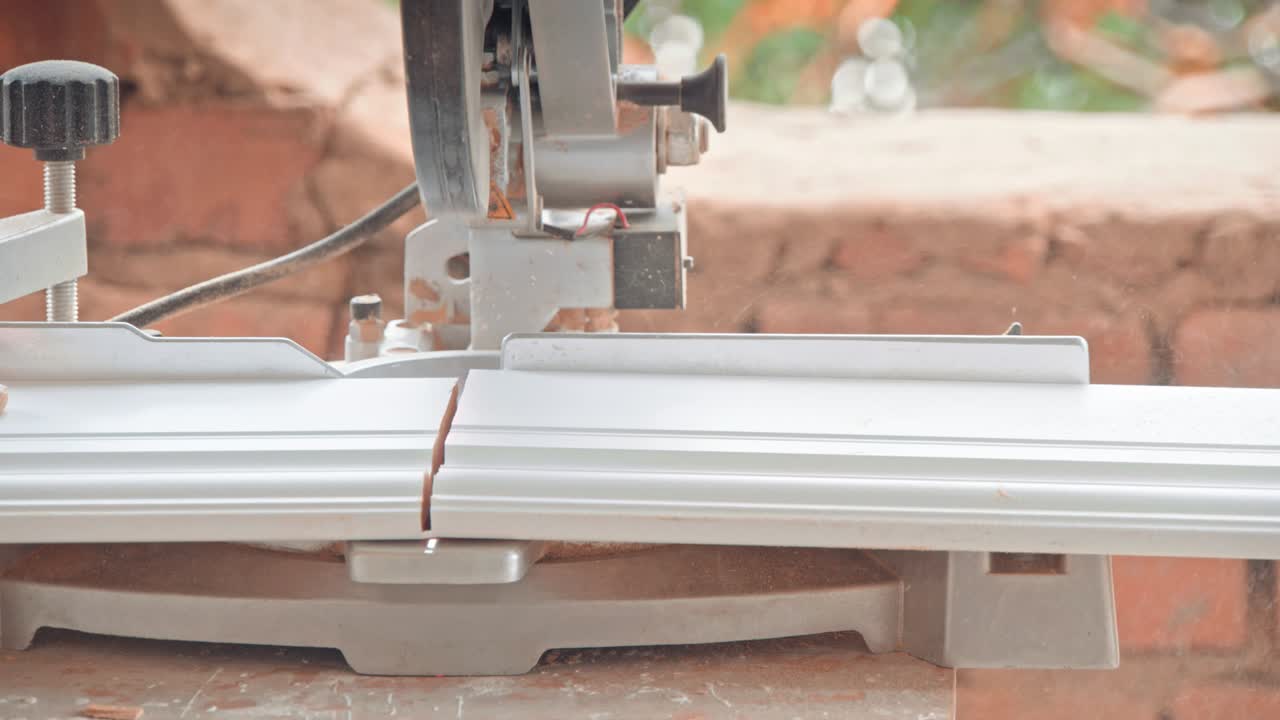 carpintero que utiliza una sierra circular para cortar tablas de madera