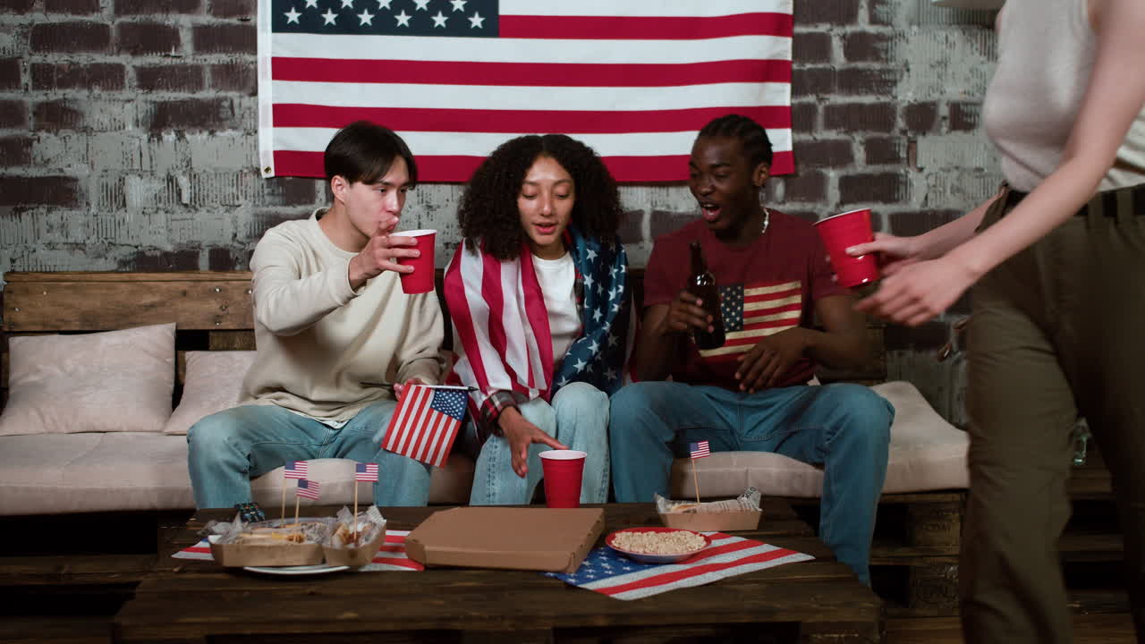 7월 4일을 축하하는 친구들