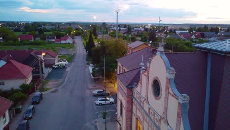 kormend, pueblo húngaro cerca de la puesta de sol con vistas aéreas de toda la ciudad en un día cálido