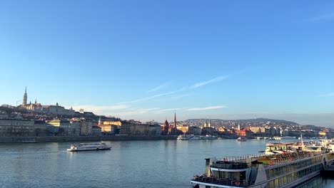 Hermosa-Vista-Del-Danubio-En-El-Centro-De-Budapest-Hacia-El-Bastión-De-Los-Pescadores