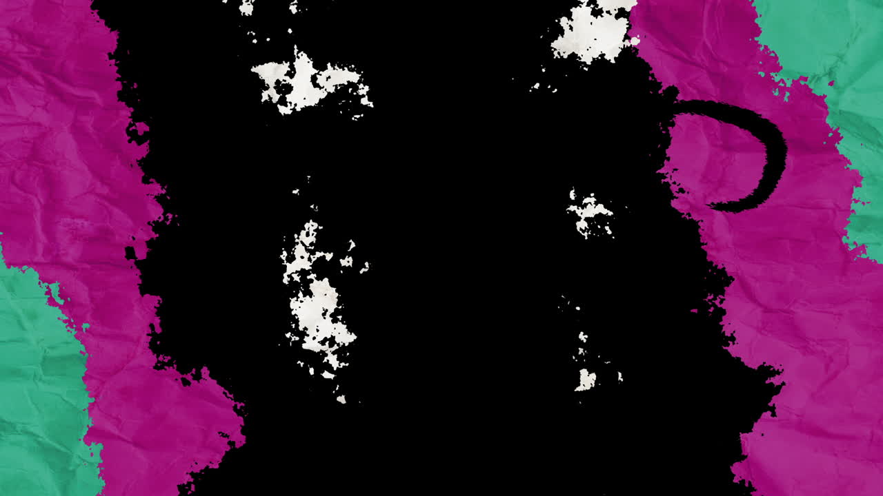 Transizione animata con texture di carta stropicciata e passaggi colorati