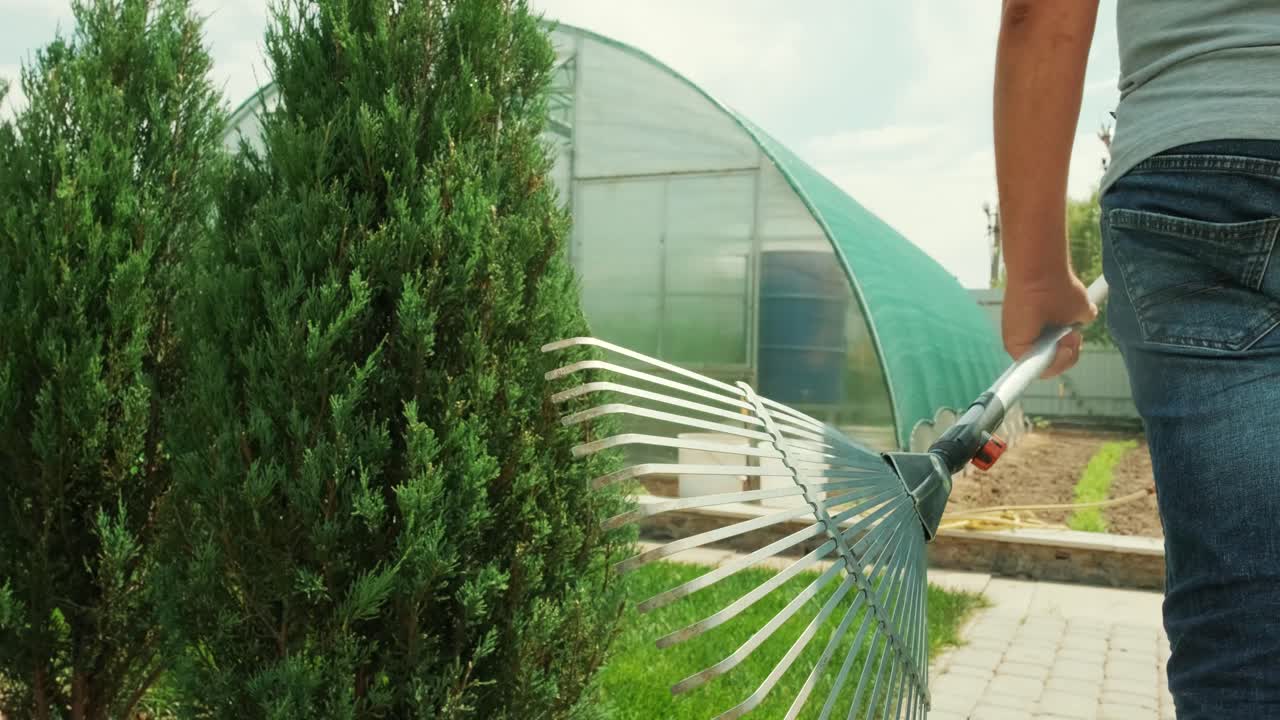 정원 가꾸기 - 정원을 통해 온실에 가서 장비를 손에 들고 시골 생활의 개념, 과일 재배, 정원.