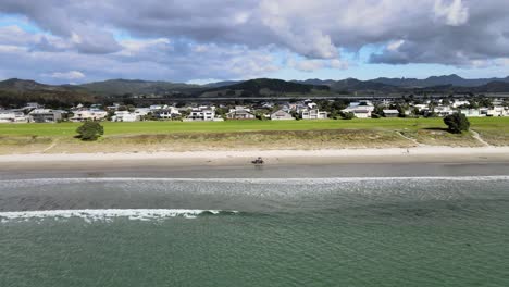 Magnífica-Vista-Del-Asentamiento-De-La-Playa-De-Matarangi-En-La-Península-De-Coromandel-De-Nueva-Zelanda