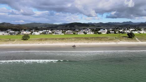 magnífica vista del asentamiento de la playa de matarangi en la península de coromandel de nueva zelanda