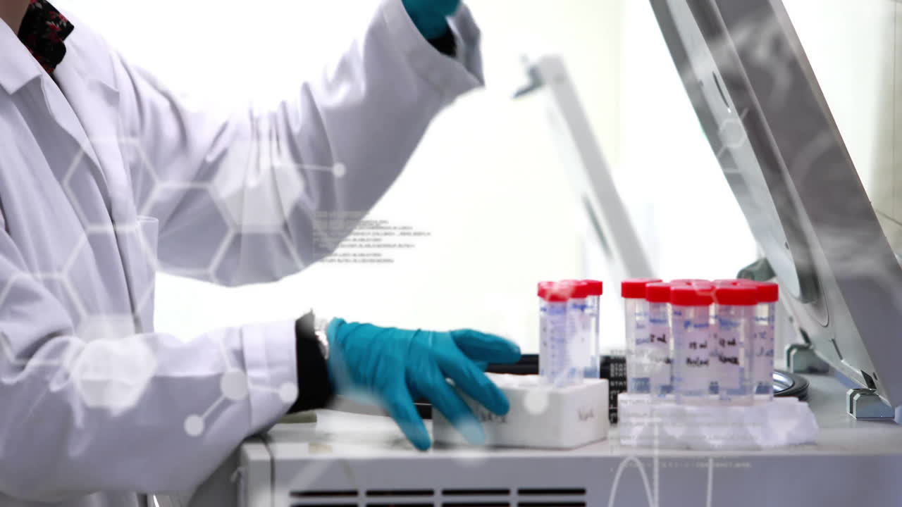 animación de la fórmula química y el procesamiento de datos sobre el científico masculino biracial tomando muestras en el laboratorio