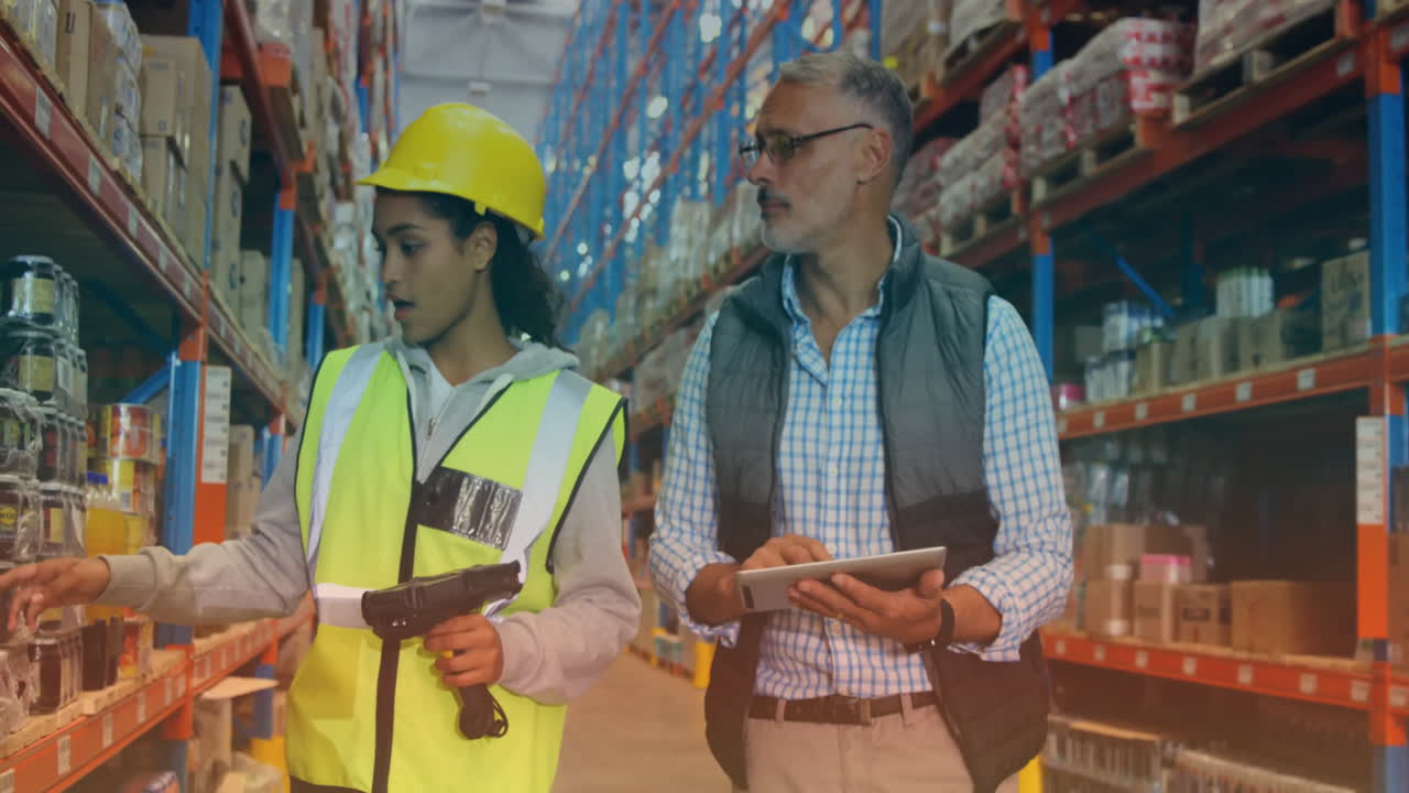 con escáner y tableta, trabajadores del almacén que gestionan el inventario