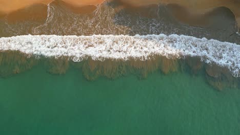 Vogelperspektive-Des-Wundervollen-Bom-Bom-Strandes,-Mit-Den-Brechenden-Wellen,-Die-Wunderschöne-Bilder-Mit-Der-Mischung-Aus-Sand-Und-Meeresschaum-Auf-Prince-Island,-Afrika,-Erzeugen