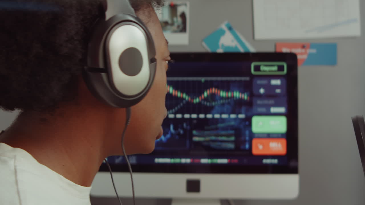 joven negra grabando podcast de negocios en el estudio de casa