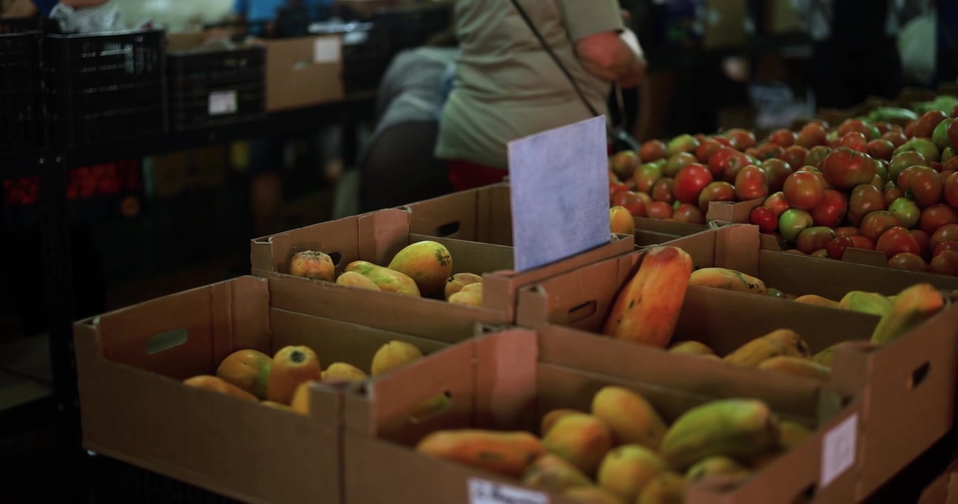 Papaye e pomodori freschi esposti a un mercato contadino