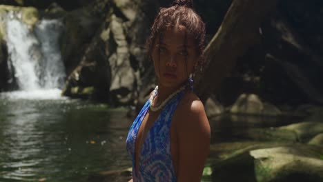 disfrutando de la cascada y el río, una joven en bikini visita trinidad