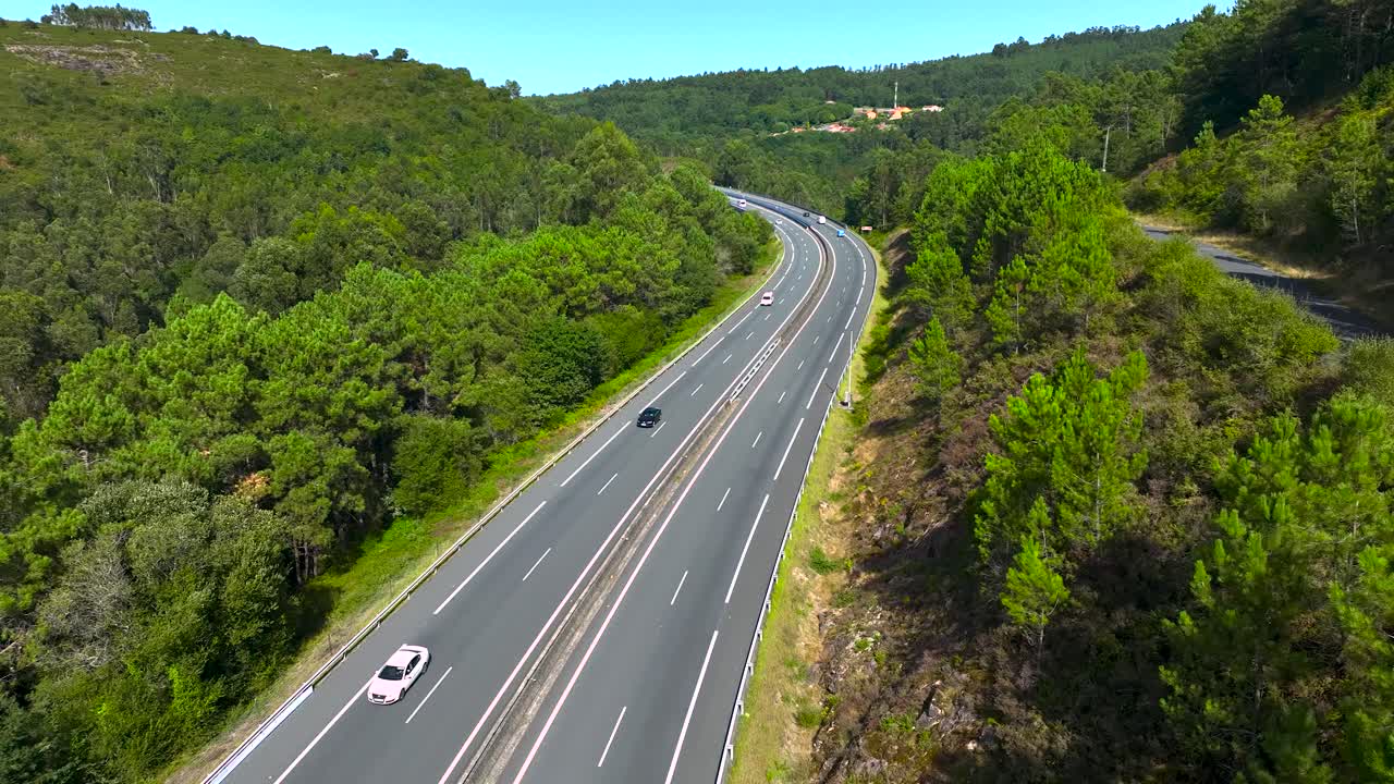 Tráfico sobre carretera asfaltada a lo largo de valles boscosos cerca de Padrón, Rois, A Coruña, España