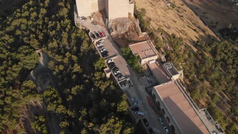 Castillo-De-Jaen,-España-Castillo-De-Jaen-Volando-Y-Tomas-Terrestres-Desde-Este-Castillo-Medieval-En-La-Tarde-De-Verano,-Tambien-Muestra-La-Ciudad-De-Jaen-Hecha-Con-Un-Drone-Y-Una-Camara-De-Accion-A-4k-24fps-Usando-Filtros-Nd-59