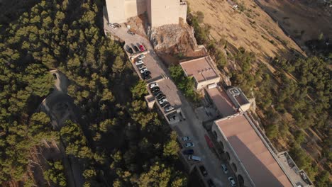 castillo de jaen, españa castillo de jaen volando y tomas terrestres desde este castillo medieval en una tarde de verano, tambien muestra la ciudad de jaen hecha con un drone y una camara de accion a 4k 24fps usando filtros nd-59