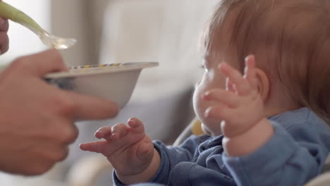 bebé alimentado con puré de cerca